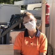 Laura durante sus labores diarias de desinfección