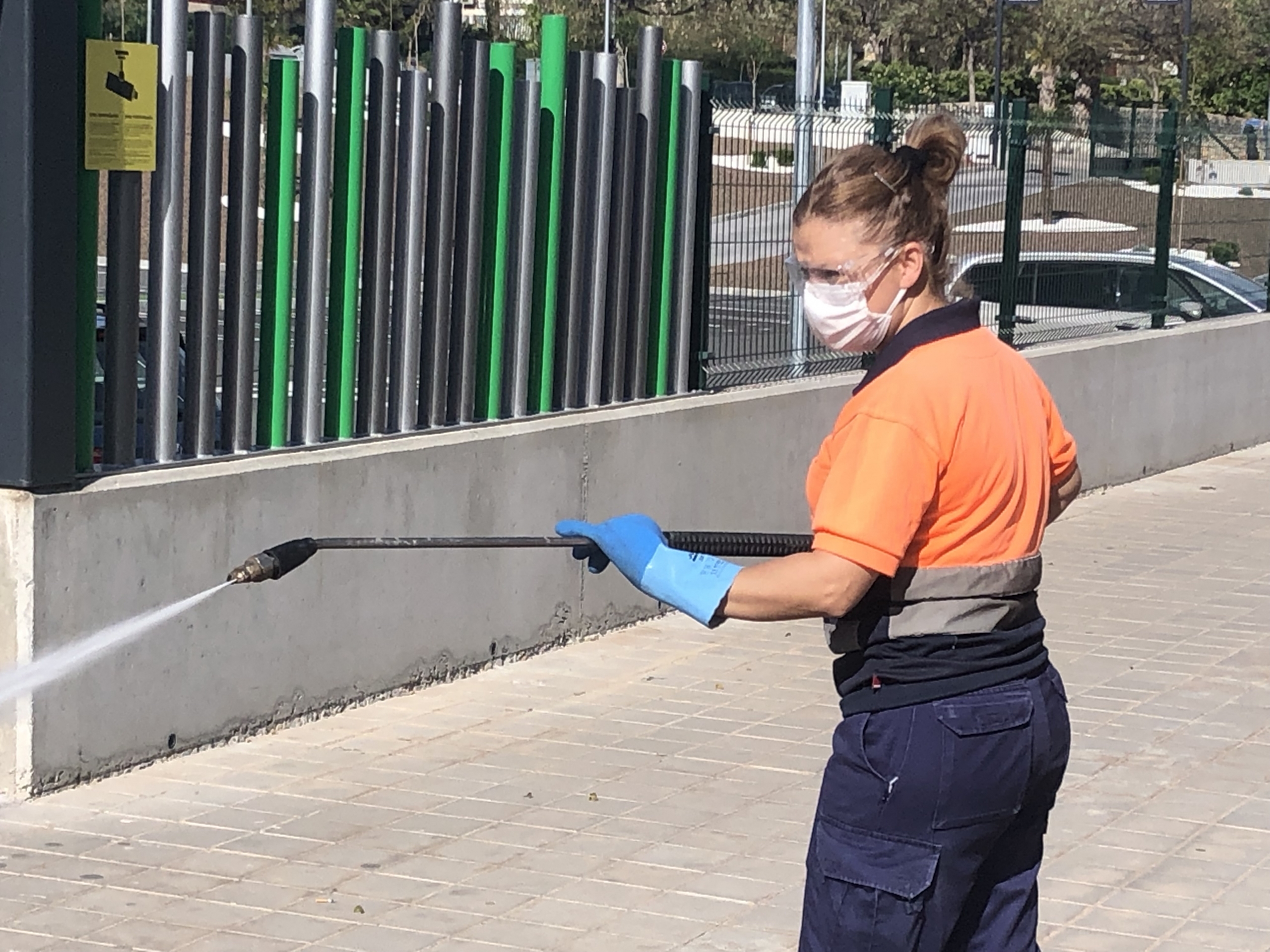 Se han reforzado los trabajos de limpieza en las zonas de centros de alimentación, marquesinas de autobuses o los contenedores de basura. 