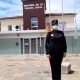 Elvira frente a las dependencias de la Policía Local de Ibi en una jornada de trabajo. información