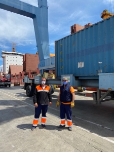 Eduardo Guerrero, a la izquierda, y Cristian Yago en las instalaciones del Puerto de Alicante.