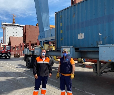 Eduardo Guerrero, a la izquierda, y Cristian Yago en las instalaciones del Puerto de Alicante.