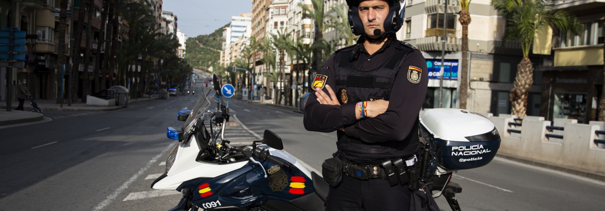 Christian, en plena avenida de Alfonso El Sabio de Alicante, durante un servicio de vigilancia del confinamiento.