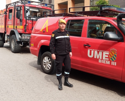 Enrique Bojó Benet posa delante de uno de los vehículos del operativo de la UME que está dirigiendo tras el 14 de marzo.