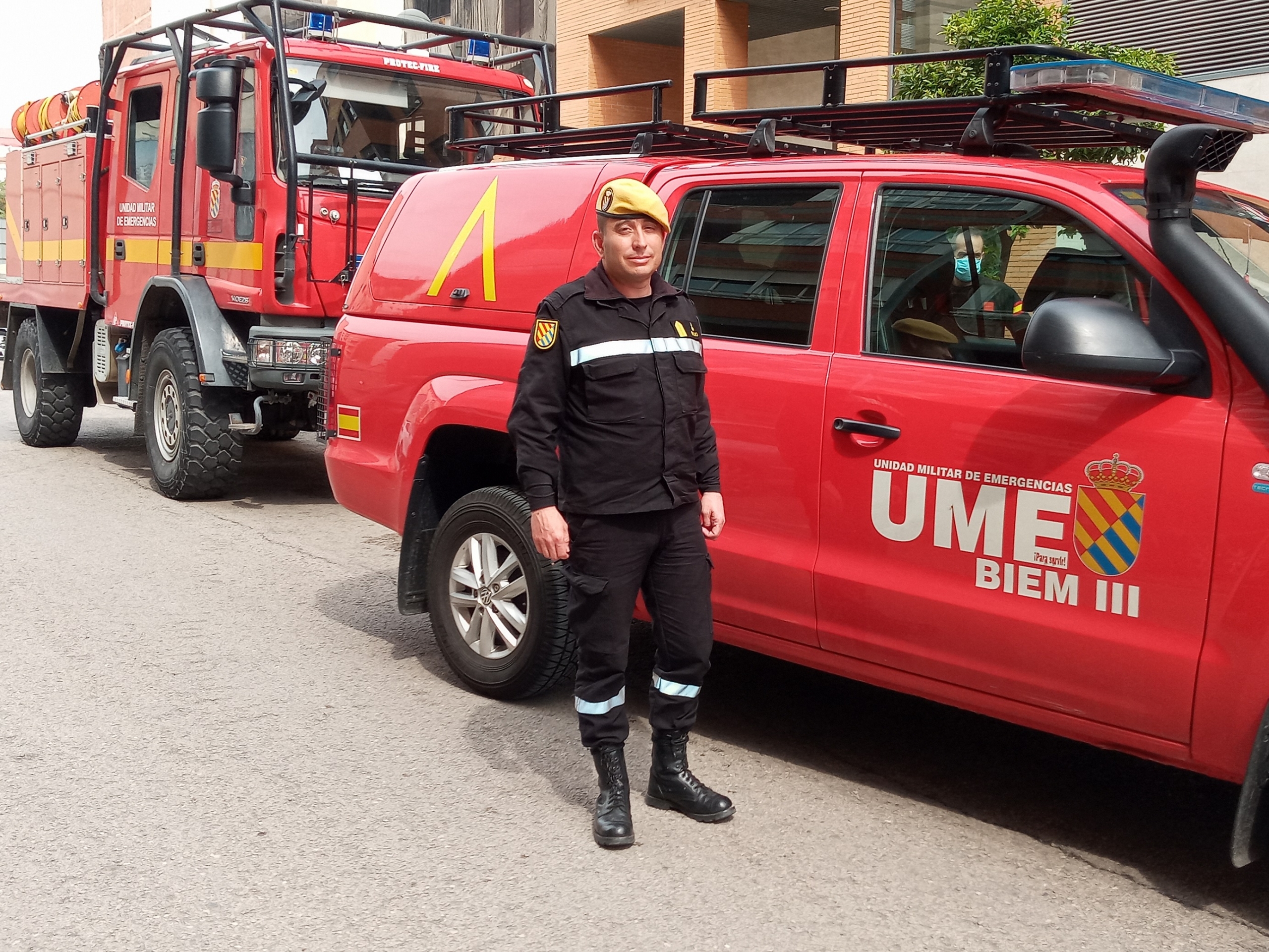 Enrique Bojó Benet posa delante de uno de los vehículos del operativo de la UME que está dirigiendo tras el 14 de marzo.