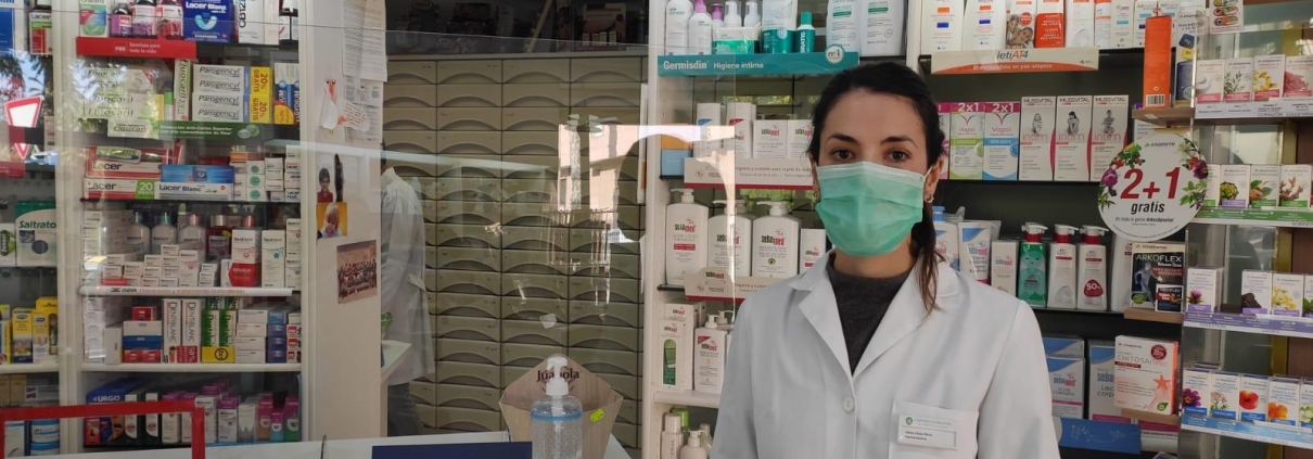 Silvia Vives en su farmacia, frente a los juzgados de Alicante, cuenta cómo de frenéticas están siendo estas semanas para su profesión.
