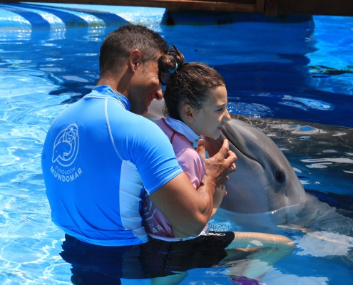 Fundación Mundomar celebra 20 años de delfinoterapia